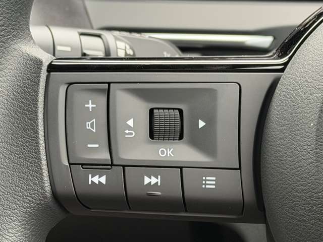 ステアリングスイッチです。手元でオーディオの操作ができます。