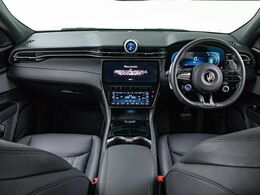 インテリアは10方向電動調整式レザー、ピアノブラックインテリアトリム、シートヒーターが装備され、スポーティーな走りの楽しみと快適性を両立。