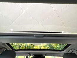 【ガラスルーフ】ガラスルーフ搭載で車内の解放感が一気にアップ！開放的なドライブをお楽しみいただけます。