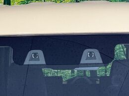【スズキ　セーフティサポート】走行中に前方の車両等を認識し、衝突しそうな時は警報とブレーキで衝突回避と被害軽減をアシスト。より安全にドライブをお楽しみいただけます。
