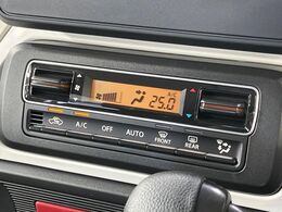 【オートエアコン】一度お好みの温度に設定すれば、車内の温度を検知し風量や温度を自動で調整。暑い…寒い…と何度もスイッチ操作をする必要はありません。快適な車内空間には必須の機能ですね♪