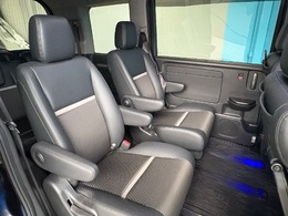 後部座席のお写真です。後席の方もゆったりおくつろぎいただけます♪