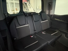 三列目シートのお写真です。後席の方もゆったりおくつろぎいただけます♪