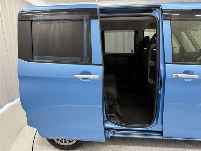 狭い場所での乗降りに便利なスライドドアです。