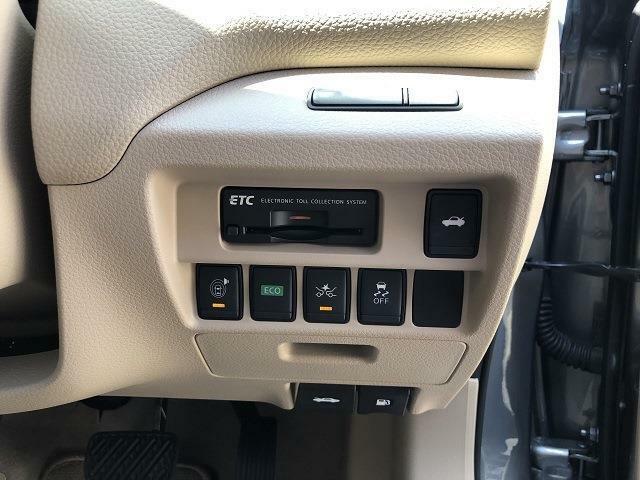 ETC車載器はビルトインタイプの為、すっきりと収納されております。移動物検知機能、エマージェンシーブレーキ、車線逸脱警報も搭載されております。