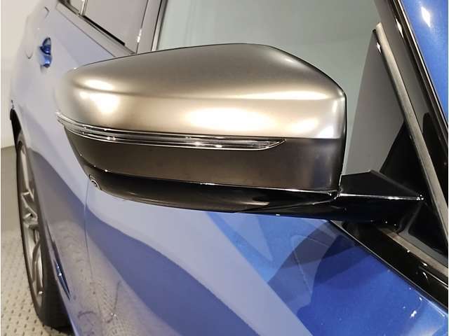 【BMWミラー】視認性の高いスタイリッシュなミラー。自動防眩機能も付いており夜間のドライビングをサポートします。