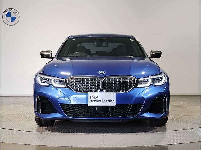 【キドニーグリル】BMWは約90年もの間、ほぼ全ての車両にひと目でBMWだと分かるこの特徴的なフロントグリルが備えられ、デザイン・アイコンとして親しまれてきました。