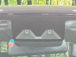 【スマートアシスト】走行中に前方の車両等を認識し、衝突しそうな時は警報とブレーキで衝突回避と被害軽減をアシスト。より安全にドライブをお楽しみいただけます。