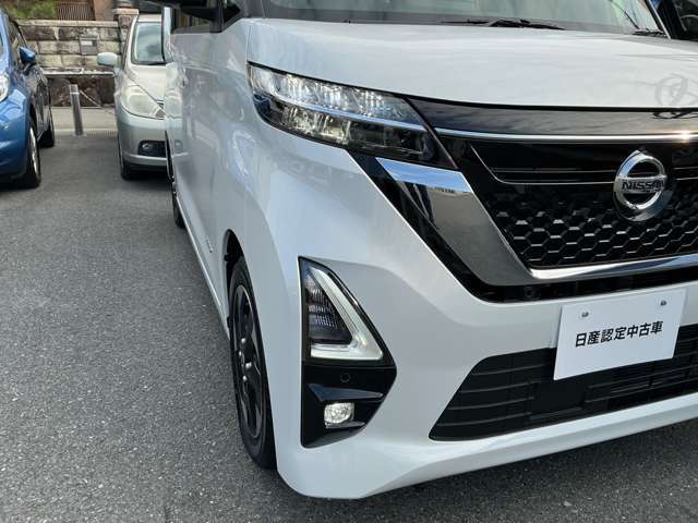 明るいLEDヘッドライトは対向車など検知して部分的にロービームになるアダプティブヘッドライトです。オートライト付きで消し忘れも安心です。