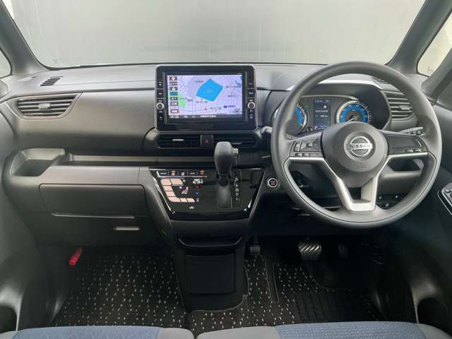 人気のベンチシート。女性に優しいUVカット付きで運転しやすく視界の広いの大きなフロントガラスです。