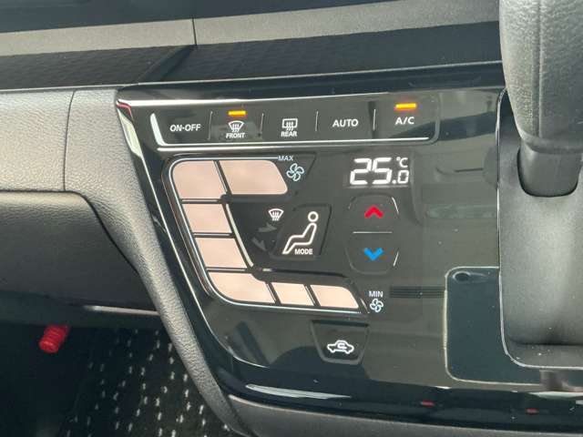 スマートフォンのように軽くタッチするだけで操作できるオートエアコンです。