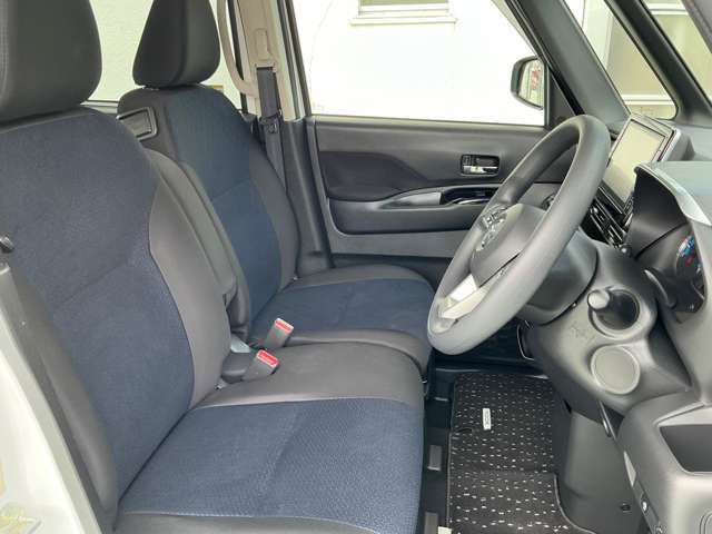 フロントシートはベンチタイプで広く、助手席からの乗降りも楽々です。