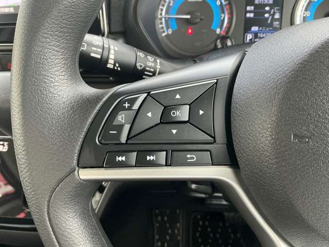 ナビの音量など車両情報を手元で操作できるハンドルスイッチ付き。