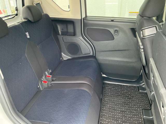 2列目シートも足元ゆったり。乗車時も足元広々空間。スライド＆リクライニング機能付きです。
