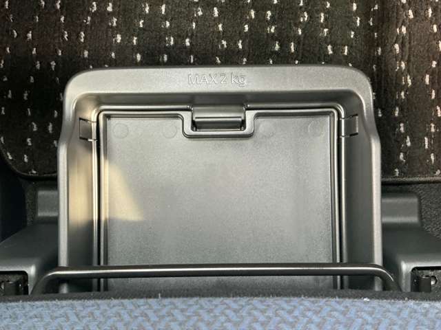 助手席シート下などたくさんの収納スペース付きです。