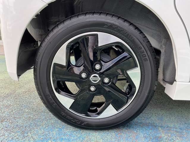 純正アルミホイーです。見た目も格好良いブラックポリッシュ！