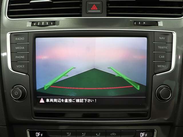 駐車時に便利なガイドライン付きカラーバックモニター機能付きです！