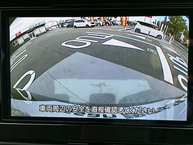シフトレバーを「R」にすると、後方の映像をモニターにカラーで表示するから、今までみえなかった低い位置の障害物を映像で確認しながらバック出来ますよ！