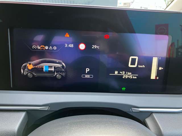 メーター内センターディスプレイには車の様々な設定や情報が表示されます。