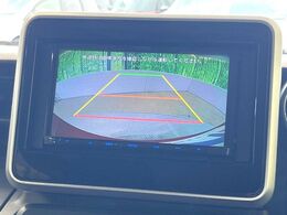 【バックカメラ】駐車時に後方がリアルタイム映像で確認できます。大型商業施設や立体駐車場での駐車時や、夜間のバック時に大活躍！運転スキルに関わらず、今や必須となった装備のひとつです！