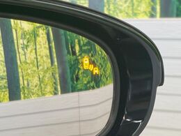 【ブラインドスポットモニター】走行中、ドアミラーの死角になりやすい箇所に後続車が接近するとサイドミラーのレンズに警告を表示！ドライバーに注意喚起をしてくれます。