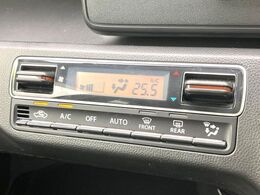 【オートエアコン】一度お好みの温度に設定すれば、車内の温度を検知し風量や温度を自動で調整。暑い…寒い…と何度もスイッチ操作をする必要はありません。快適な車内空間には必須の機能ですね♪