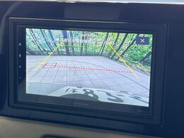 【バックカメラ】駐車時に後方がリアルタイム映像で確認できます。大型商業施設や立体駐車場での駐車時や、夜間のバック時に大活躍！運転スキルに関わらず、今や必須となった装備のひとつです！