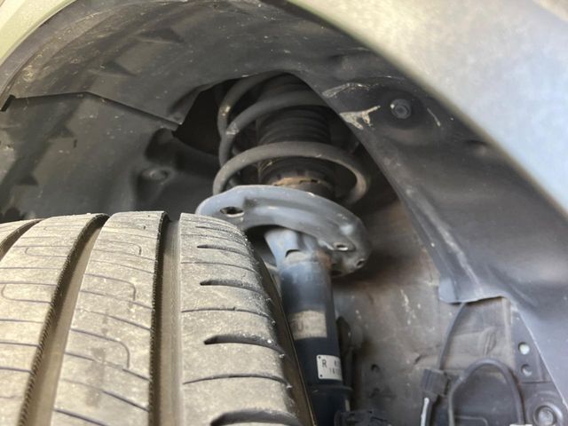 お車を安心してお乗りいただく為には、足回りの定期点検が欠かせません。サービスサポート（有償保証）では無料点検もご提供しており、安心のカーライフをお過ごしいただけるサポート体制が整っています。