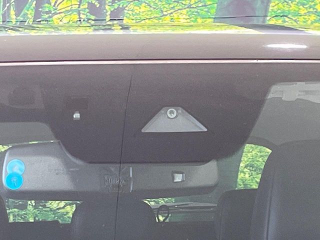 【i-ACTIVESENSE】走行中に前方の車両等を認識し、衝突しそうな時は警報とブレーキで衝突回避と被害軽減をアシスト。より安全にドライブをお楽しみいただけます。