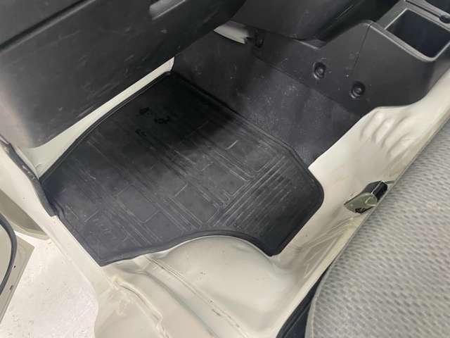 【全国納車OK】　現車をご覧になれないお客様でも、安心してお車をご購入いただける環境を整えております。 色々な角度から撮影したたくさんの画像など豊富な資料送りいたしております。
