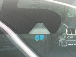 【インテリジェントエマージェンシーブレーキ】フロントカメラで前方の車両や歩行者を検知。衝突しそうな時は衝突被害軽減ブレーキが作動、衝突回避をサポート。より安全にドライブをお楽しみいただけます。