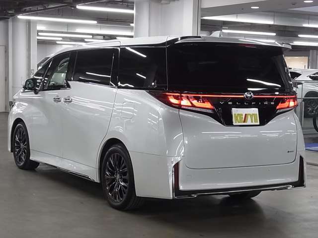 雨が降ってもゆったりと車選びができる全天候型立体展示場！エスカレーター完備！