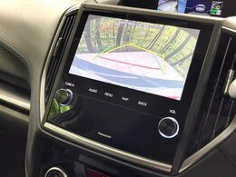 【バックカメラ】駐車時に後方がリアルタイム映像で確認できます。大型商業施設や立体駐車場での駐車時や、夜間のバック時に大活躍！運転スキルに関わらず、今や必須となった装備のひとつです！