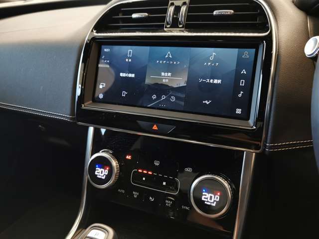 新インフォテイメントシステム「Pivi Pro」に搭載される3Dサラウンドカメラシステム。車輌AIにより車輌を含む周囲の映像を立体的に表示。よりスムーズな駐車や発進が可能となります。