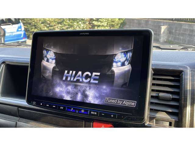 ハイエース専用のALPINE BIG X11インチフローティングナビがインストールされています！！