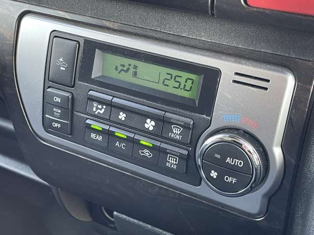 【オートエアコン】車内温度を感知して自動で温度調整をしてくれるのでいつでも快適な車内空間を創り上げます！