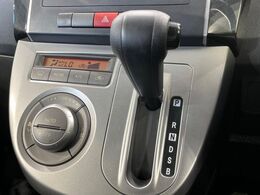 インパネシフトならハンドルからの移動距離が短く操作もスムーズ！また、足元が広くなりすっきりしますので、大柄な方でも快適にお過ごしいただけます。