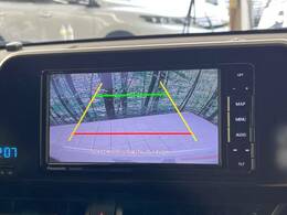 【バックカメラ】駐車時に後方がリアルタイム映像で確認できます。大型商業施設や立体駐車場での駐車時や、夜間のバック時に大活躍！運転スキルに関わらず、今や必須となった装備のひとつです！