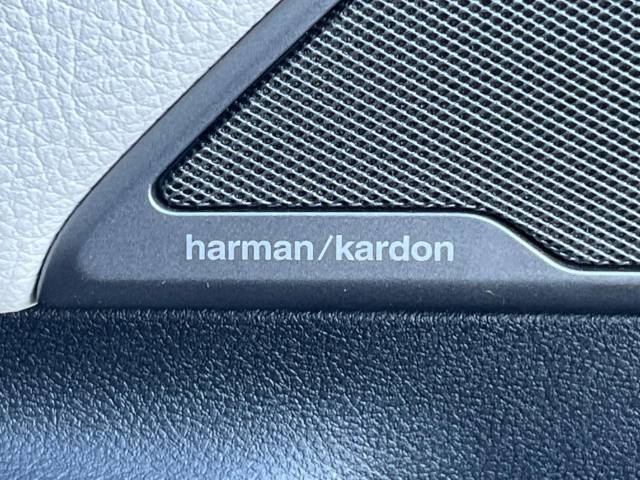 ●harman/kardonサウンドシステム：オーディオ専門メーカーが手掛けるプレミアムスピーカーを装備。多数のスピーカーから、音の粒立ちまで分かる高品質な音楽をお楽しみいただけます。