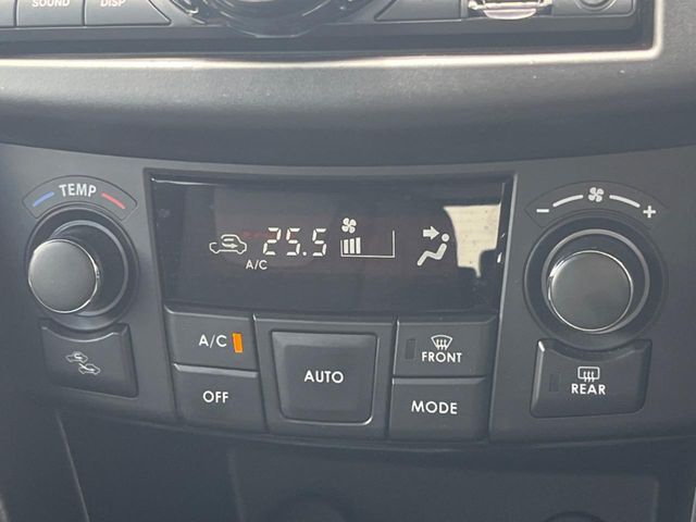 【オートエアコン】一度お好みの温度に設定すれば、車内の温度を検知し風量や温度を自動で調整。暑い…寒い…と何度もスイッチ操作をする必要はありません。快適な車内空間には必須の機能ですね♪