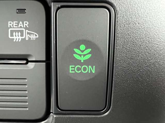 【ECONモード】アクセルペダルの動きに対するエンジン反応とエアコンの制御を切り替えることで、エネルギー消費を抑えて燃費を向上させるシステムです！