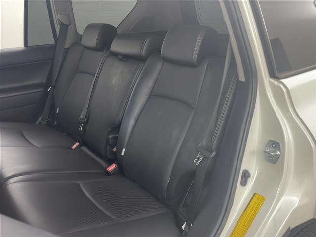 【後部座席】後席もゆったりドライブを楽しめます。内外装はプロこだわりのクリーニングで清潔なおクルマでご納車させていただきます！店舗での現車確認も承っています！