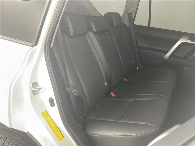 【後部座席】後席もゆったりドライブを楽しめます。内外装はプロこだわりのクリーニングで清潔なおクルマでご納車させていただきます！店舗での現車確認も承っています！