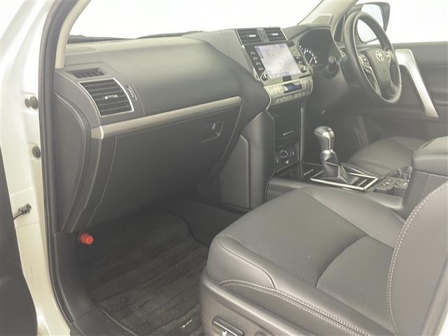 【助手席】きれいな助手席なので家族や友だちに乗ってもらっても安心です！新品のフロアマットのご注文も可能です。掲載箇所以外にご希望の写真がございましたらお気軽にお問い合わせ下さい。