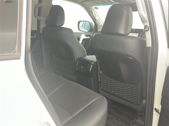 【後部座席】後席もゆったりドライブを楽しめます。内外装はプロこだわりのクリーニングで清潔なおクルマでご納車させていただきます！店舗での現車確認も承っています！