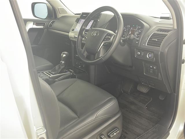 【運転席】座り心地が良いシートなので長時間の運転でも快適にお過ごしいただけます。新品のフロアマットのご注文も可能です。掲載箇所以外にご希望の写真がございましたらお気軽にお問い合わせ下さい。