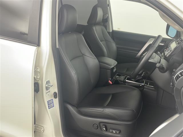 【運転席】座り心地が良いシートなので長時間の運転でも快適にお過ごしいただけます。新品のフロアマットのご注文も可能です。掲載箇所以外にご希望の写真がございましたらお気軽にお問い合わせ下さい。