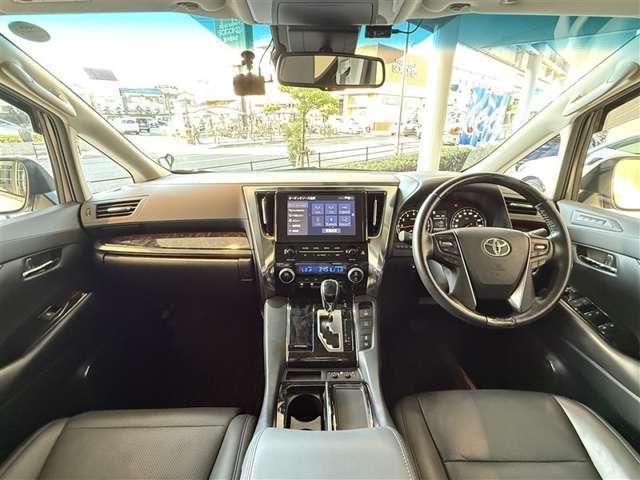 スタイリッシュなデザインのインパネ。各操作スイッチは使いやすい位置に配置されてます。