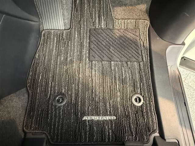 運転席フロアマットです。使用感は少なく、傷や汚れはありません。