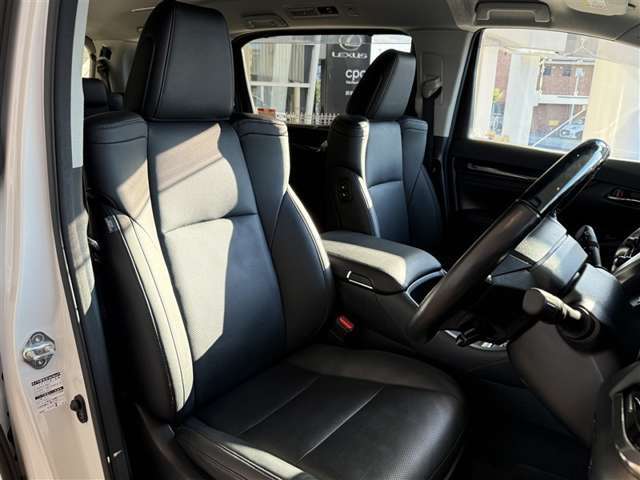 【運転席シート】大きく目立つシートの汚れ・へたり等はなく、比較的綺麗な状態です。